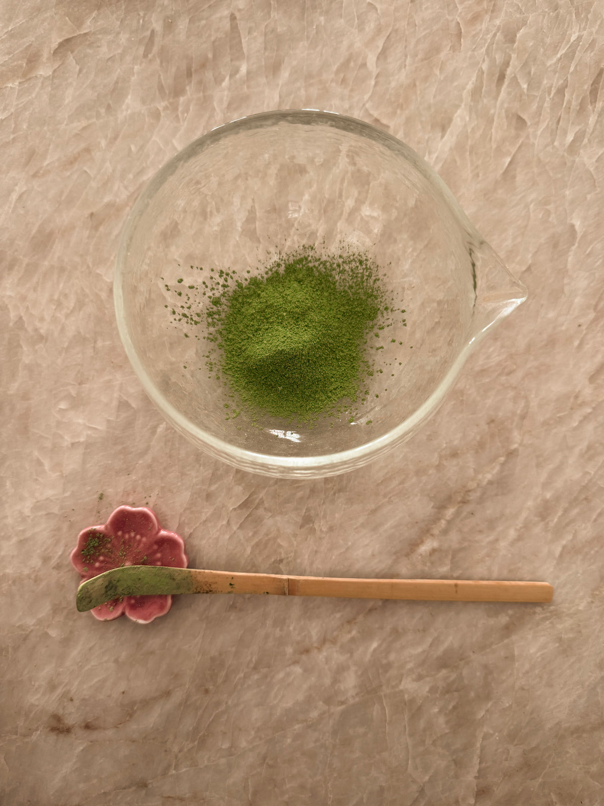 Bol de matcha mousseux et fouet en bambou au soleil